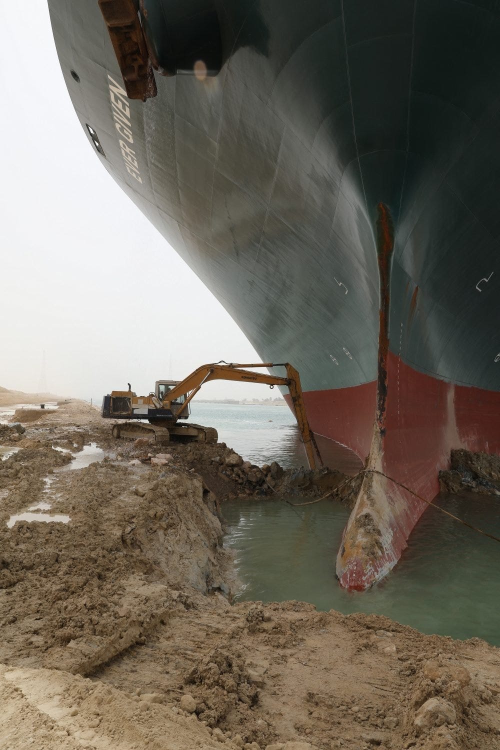 Hopes and memes rest on 'tiny' excavator digging out Suez Canal ship -  National | Globalnews.ca