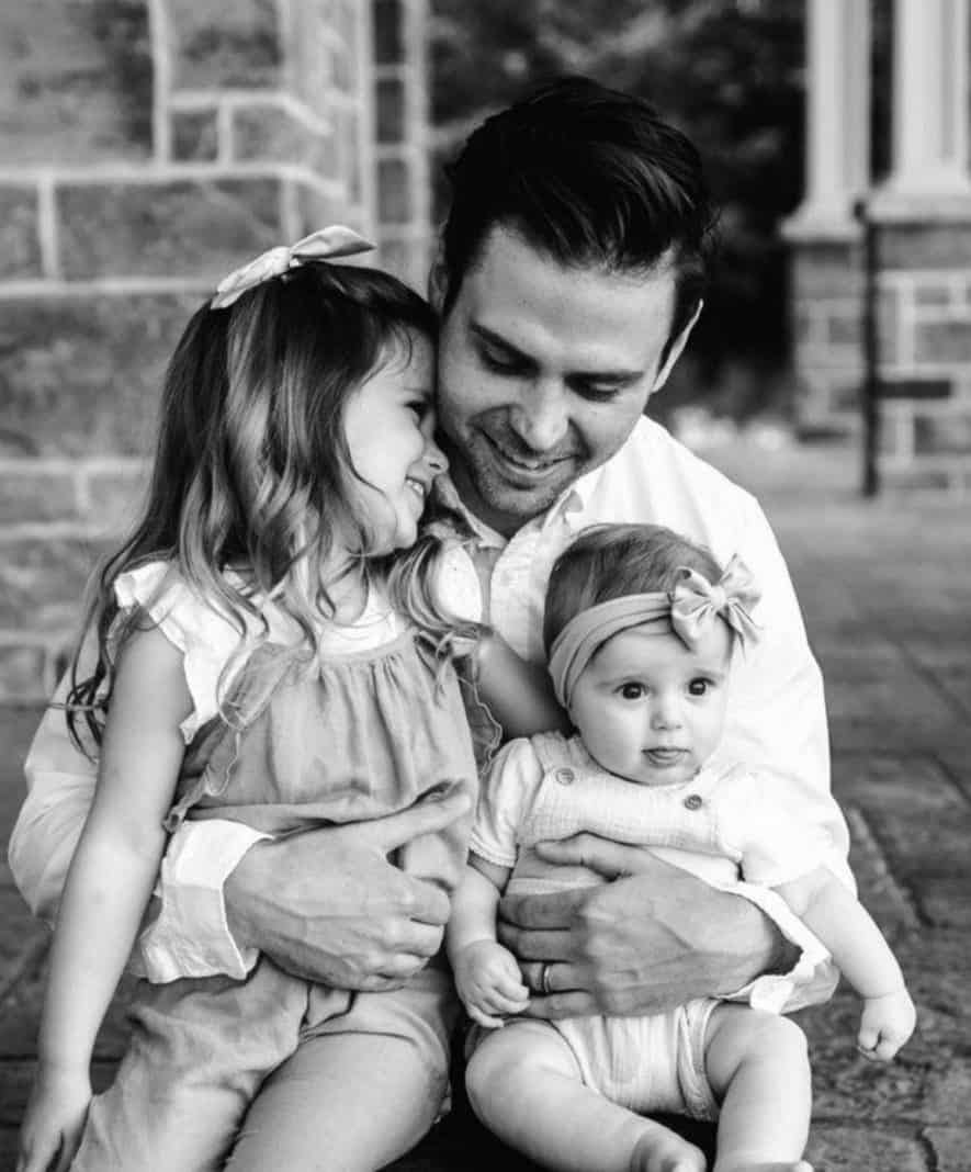 Brandon Watt bersama kedua putrinya.