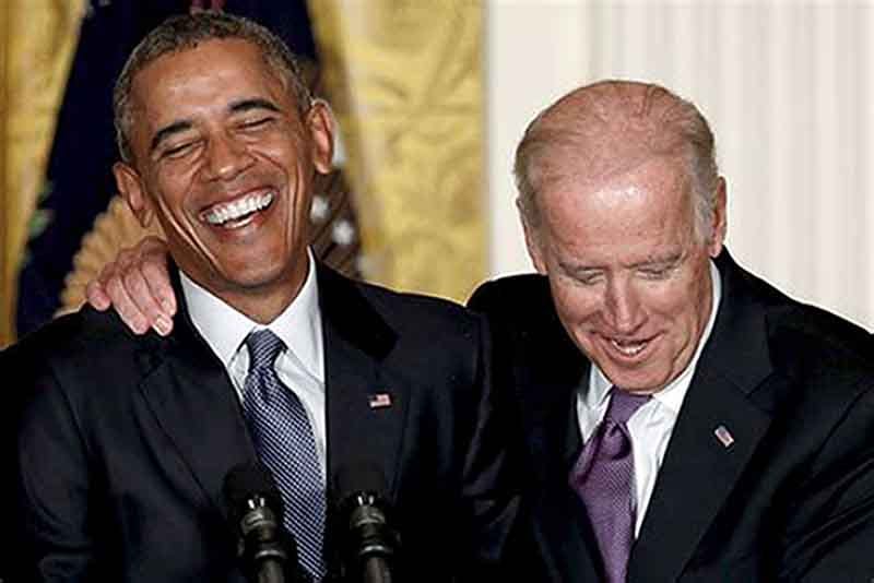 Obama dan Biden tertawa