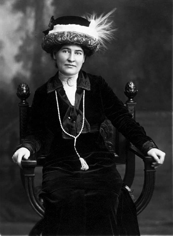 https://upload.wikimedia.org/wikipedia/commons/4/4a/Willa_Cather_ca._1912_wearing_necklace_from_Sarah_Orne_Jewett.jpg