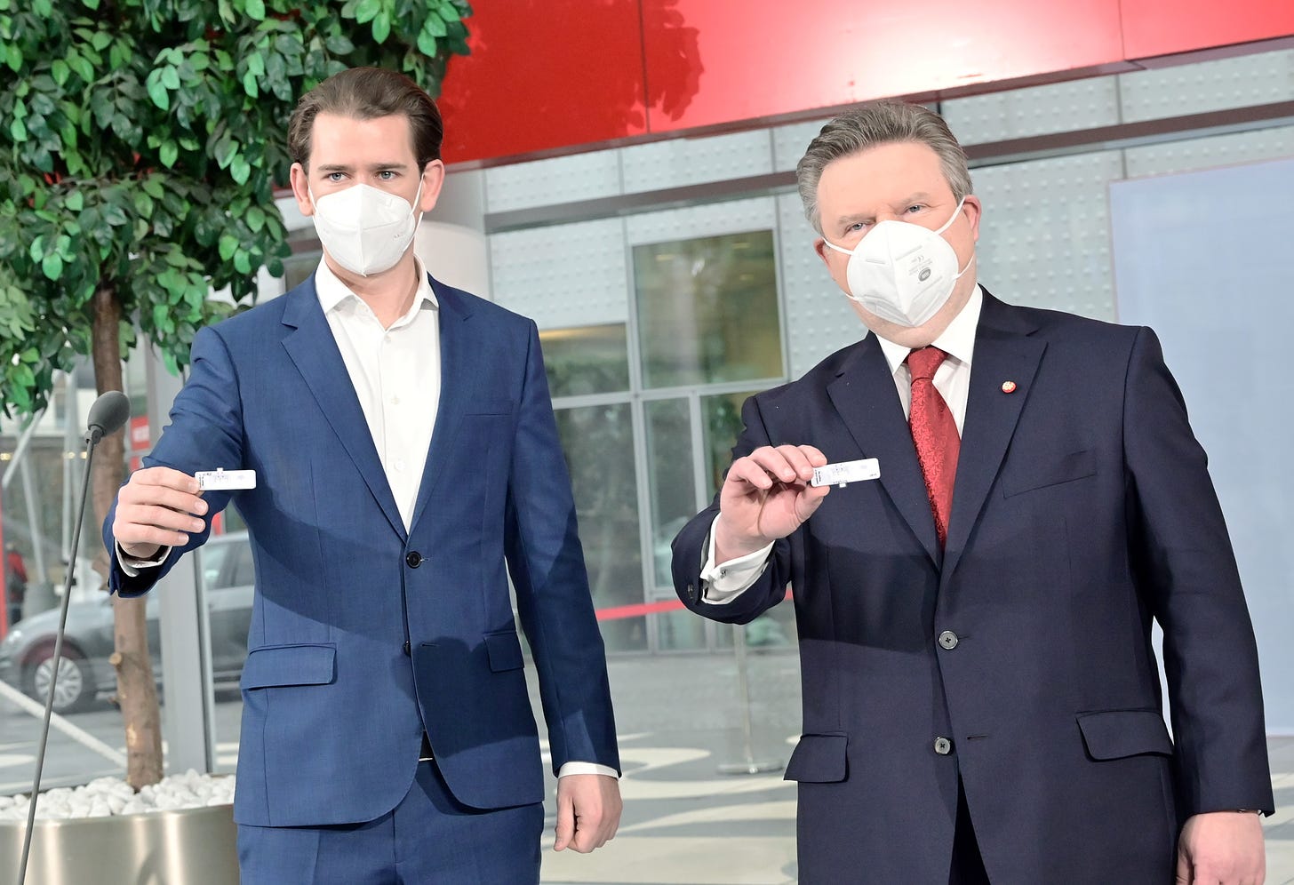 Chancellor Sebastian Kurz and Vienna mayor Michael Ludwig get tested. Credit: C.Jobst/PID