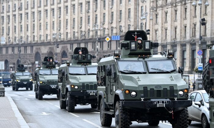 Ukrán katonai járművek haladnak a Függetlenség téren Kijev központjában 2022. február 24-én. Kijev belvárosában ma megszólaltak a légvédelmi szirénák, miközben Ukrajna városait ukrán tisztviselők szerint orosz rakétacsapások és tüzérségi támadások érték. (Daniel Leal/AFP via Getty Images)