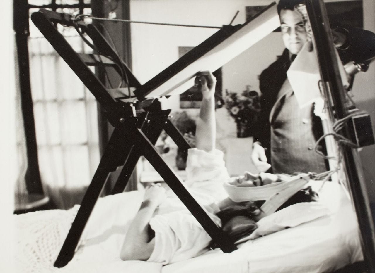 Frida Kahlo painting in bed, Miguel Covarrubias in background | Frida kahlo  paintings, Frida kahlo, Kahlo paintings