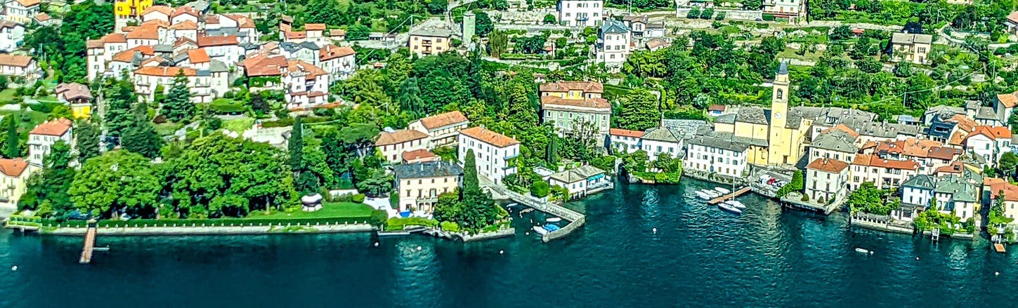 Villa Oleandra, George Clooney’s home, is the yellow building in the center. 