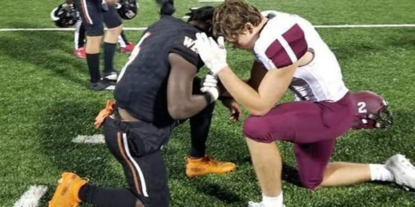 High school football player prays with opponent whose mom has cancer