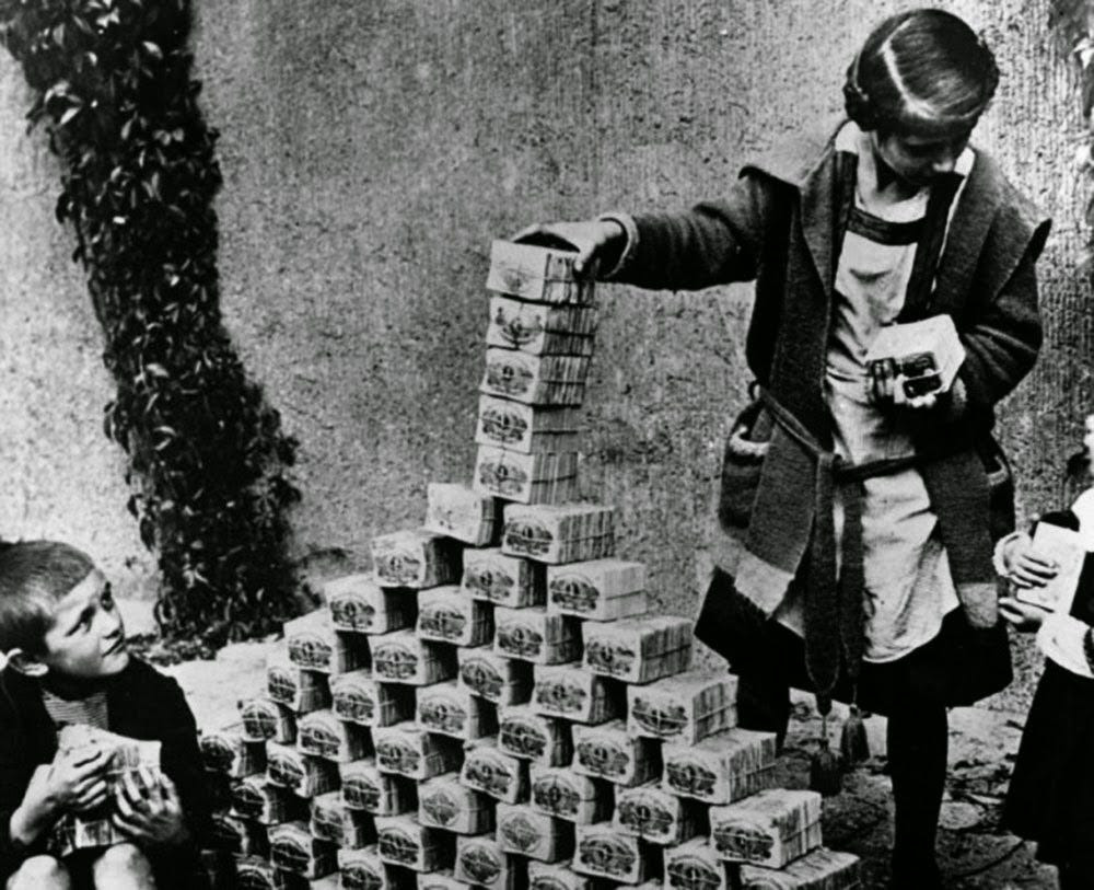 Children playing with stacks of hyperinflated currency during the Weimar  Republic, 1922 - Rare Historical Photos
