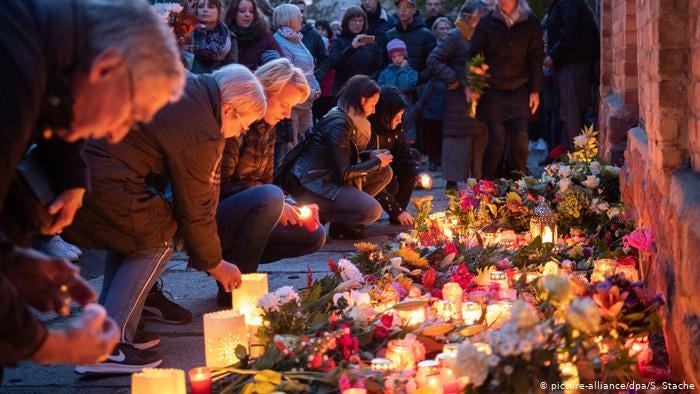 Candles and flowers in Halle/Saale (picture-alliance/dpa/S. Stache)
