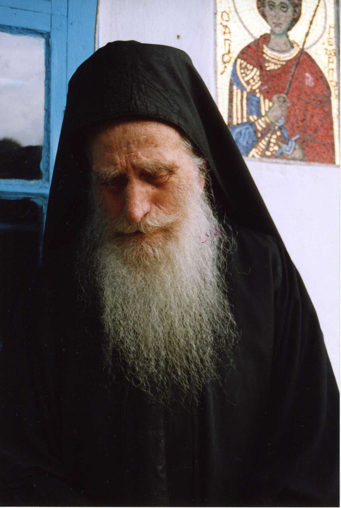 Părintele Dionisie Ignat a fost pomenit de ucenici la mormântul său din  Sfântul Munte. 17 ani de la moarte - Basilica.ro