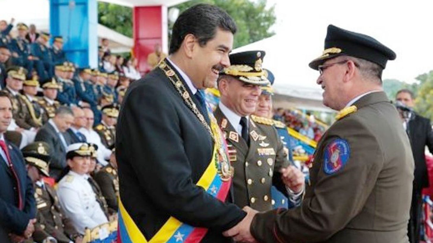 Monseñor Benito saluda a Nicolas Maduro cuando fue ascendido a coronel