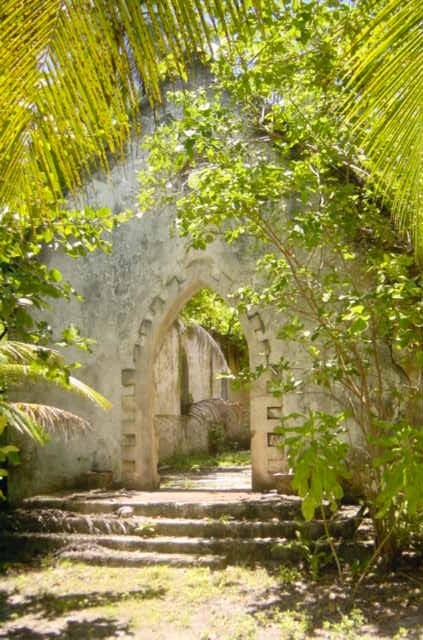 Abandoned church on Boddam Island, Salomon Atoll of the Chagos Archipelago (Image: Dunog, public domain, via Wikimedia Commons)
