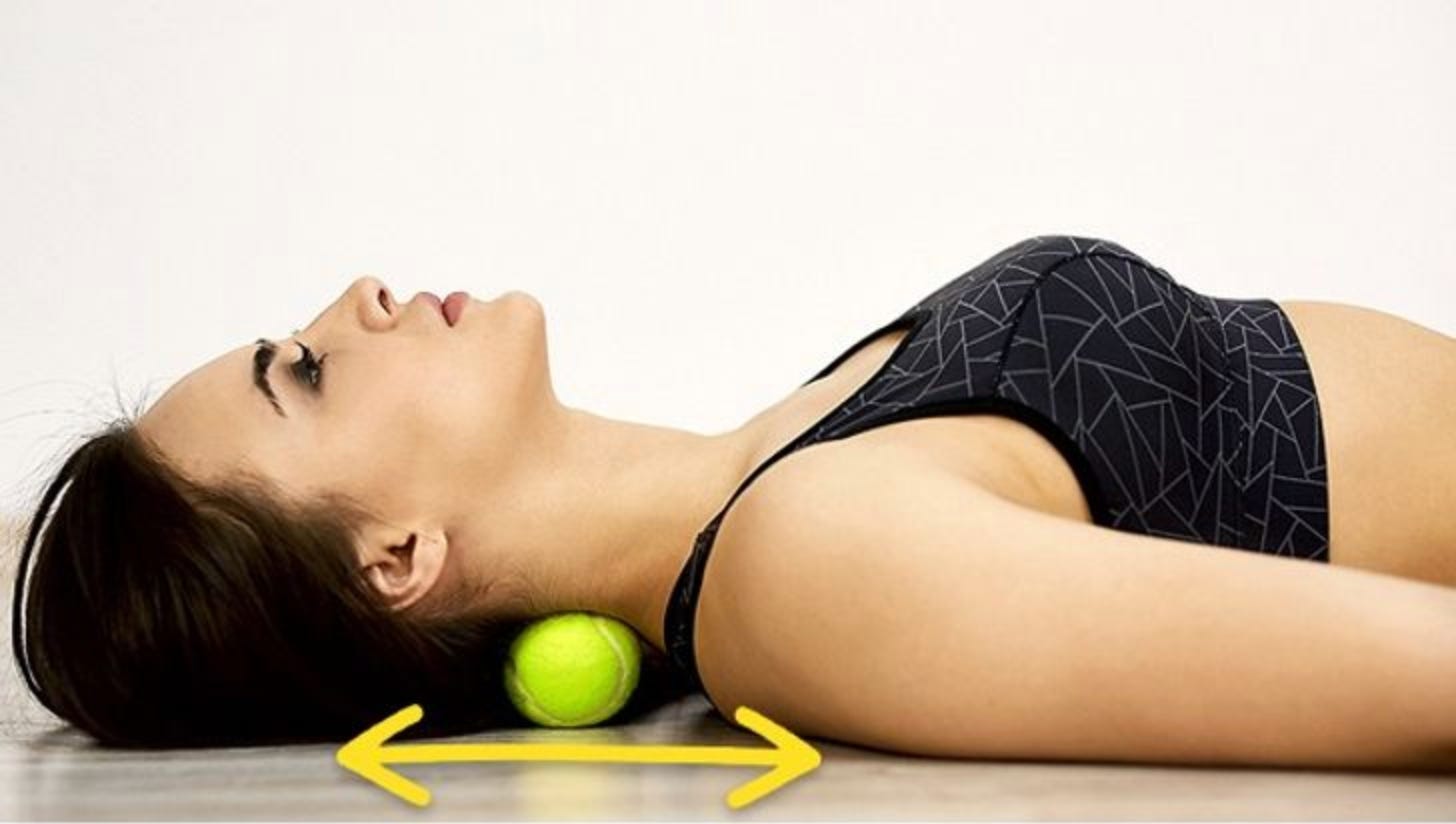 миофасциальный релиз с теннисным мячом. миофасциальный массаж мячом. упражнения с теннисным мячиком. массаж теннисным мячиком спины. мфр теннисным мячиком.