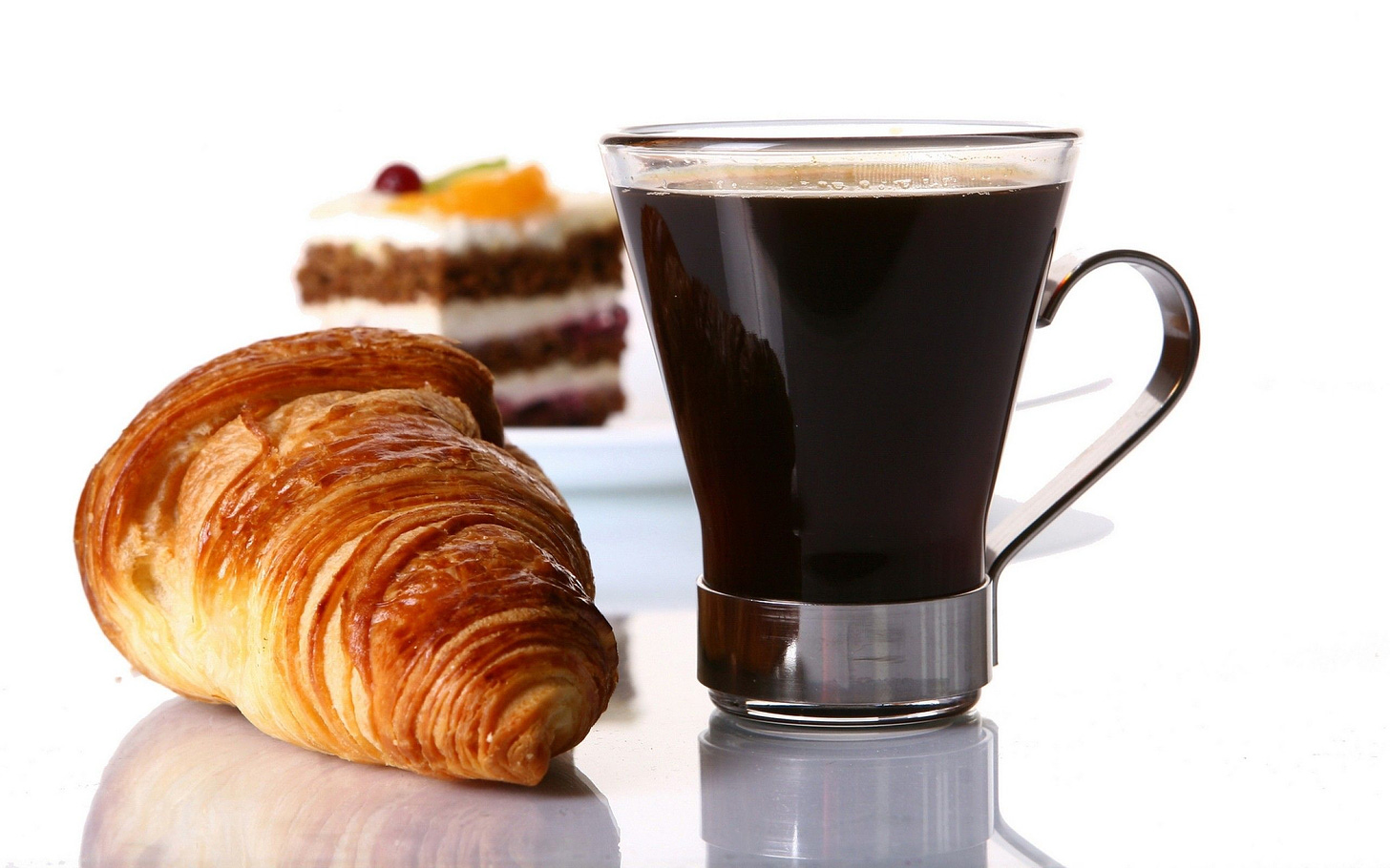 Wallpaper Download 2560x1600 Delicious breakfast - croissant and dark coffee  | Coffee recipes, Yummy breakfast, Croissant breakfast
