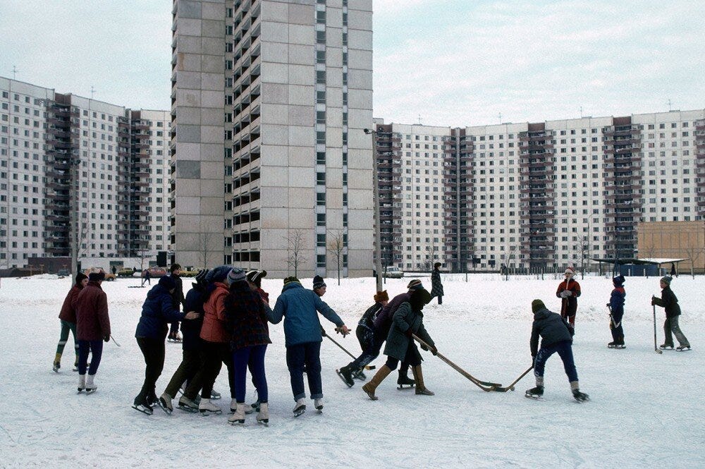 Каток в московском жилом микрорайоне. СССР. 1984 