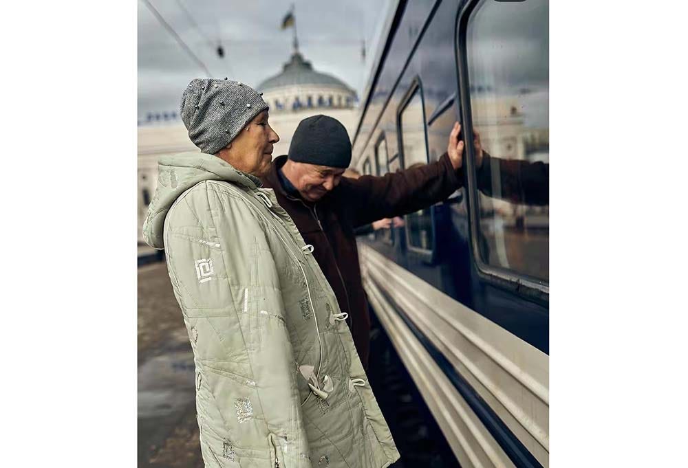A man and a woman farewell to their families who have got boarded at Kharkiv Railway Station in Kharkiv, Ukraine, March 2, 2022. Courtesy of Xu Shijie’s Ukrainian friend Daniel