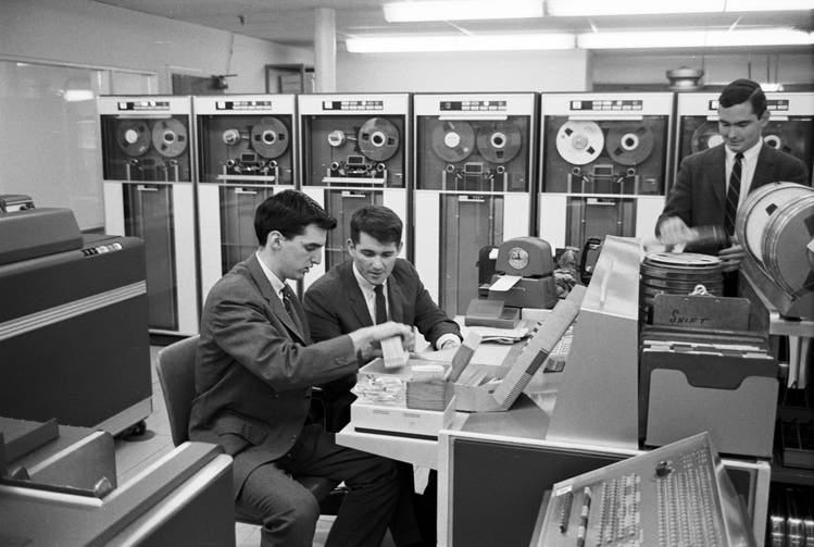 Douglas Ginsburg (links) und Jeffrey Tarr (Mitte) werkeln an «Operation Match», dem ersten erfolgreichen elektronischen Datingdienst.