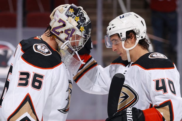 Ducks' John Gibson has another 1-0 those games against Coyotes – Orange  County Register