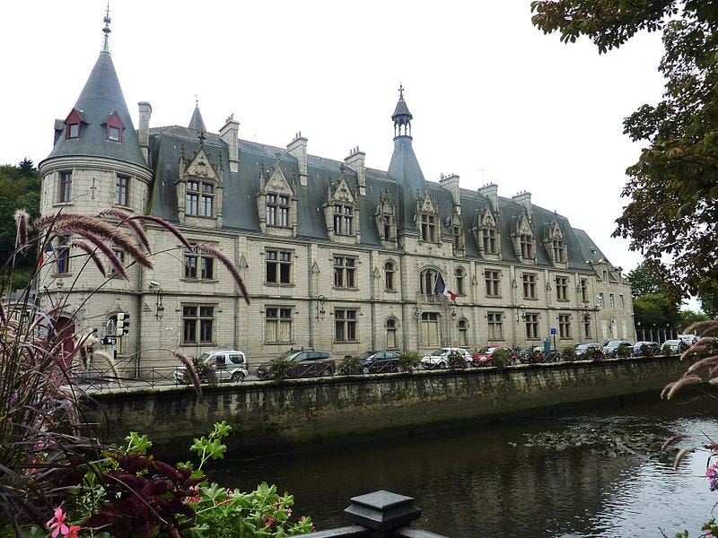 Fichier:Quimper 31 La Préfecture et l'Odet.jpg