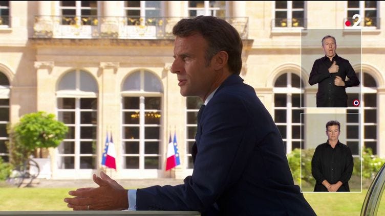 
Emmanuel Macron le 14 juillet 2022 dans les jardins de l'Elysée pour une interview à l'occasion de la fête nationale.
 (FRANCE 2)