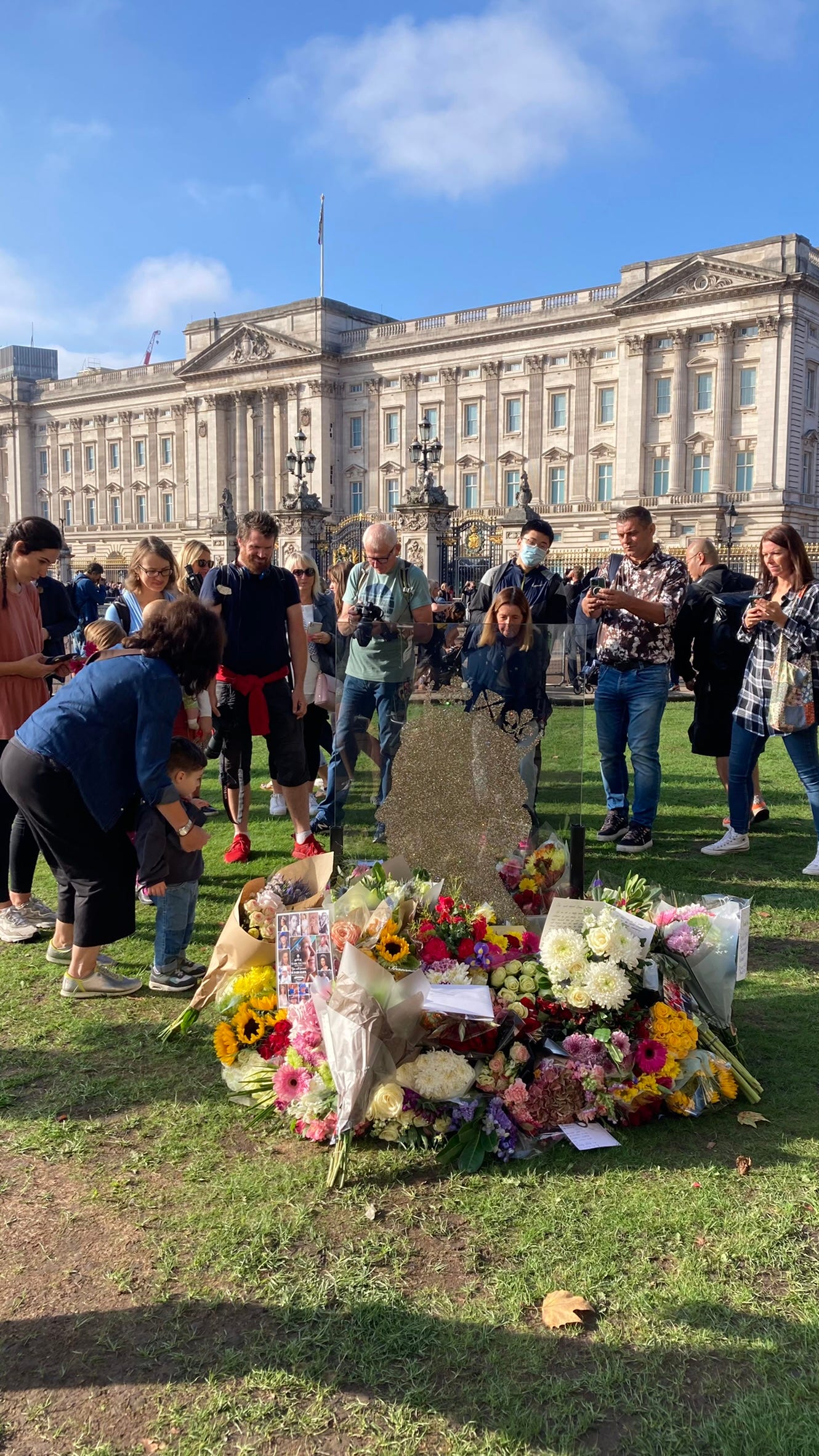People offer floral tribute to the Queen outside Buckingham Palace, London on September 10, 2022 (Image: Nachiket Deuskar/Untwined).