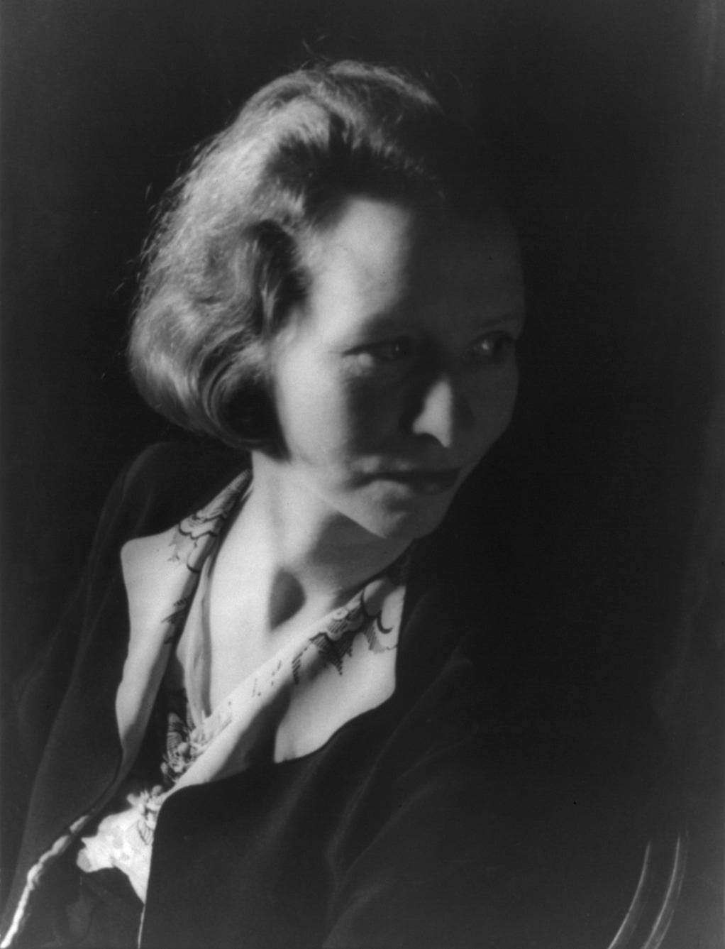 https://upload.wikimedia.org/wikipedia/commons/d/d0/Edna_St._Vincent_Millay_1933_van_Vechten.jpg
