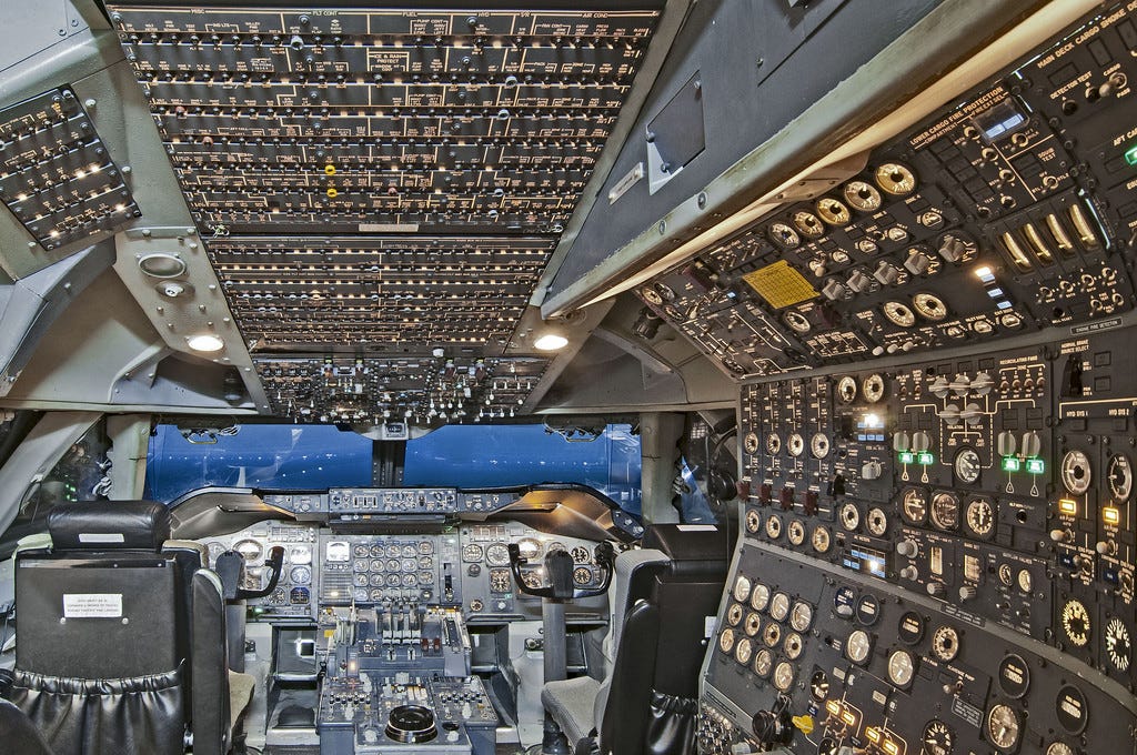 Imagem mostra painel de do avião Concorde, com uma infinidade de mostradores, botões e comandos, que ocupam praticamente toda a cabine, desde as paredes até o teto.
