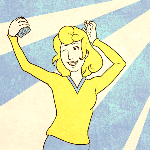 gif animado do desenho cartunistico de uma mulher de cabelo na altura do ombro fazendo caras e biquinhos para uma câmera, tirando uma selfie. o fundo muda entre luzes amarelas, azuis e rosa, botando ela em foco, como se estivesse em um palco.