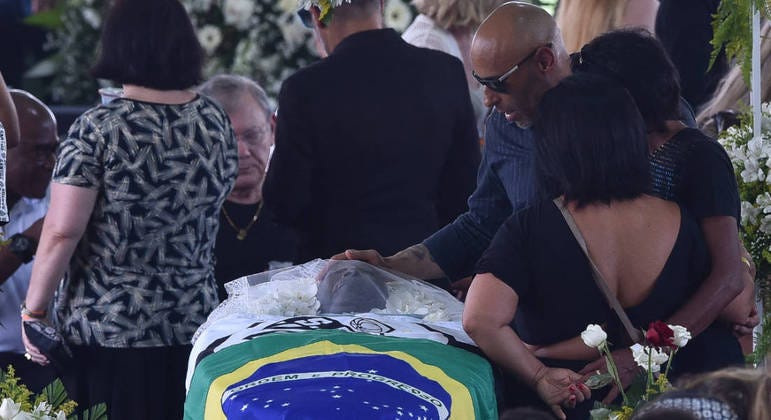 Pelé será enterrado nesta terça-feira em Santos; velório segue pela manhã -  Esportes - R7 Futebol
