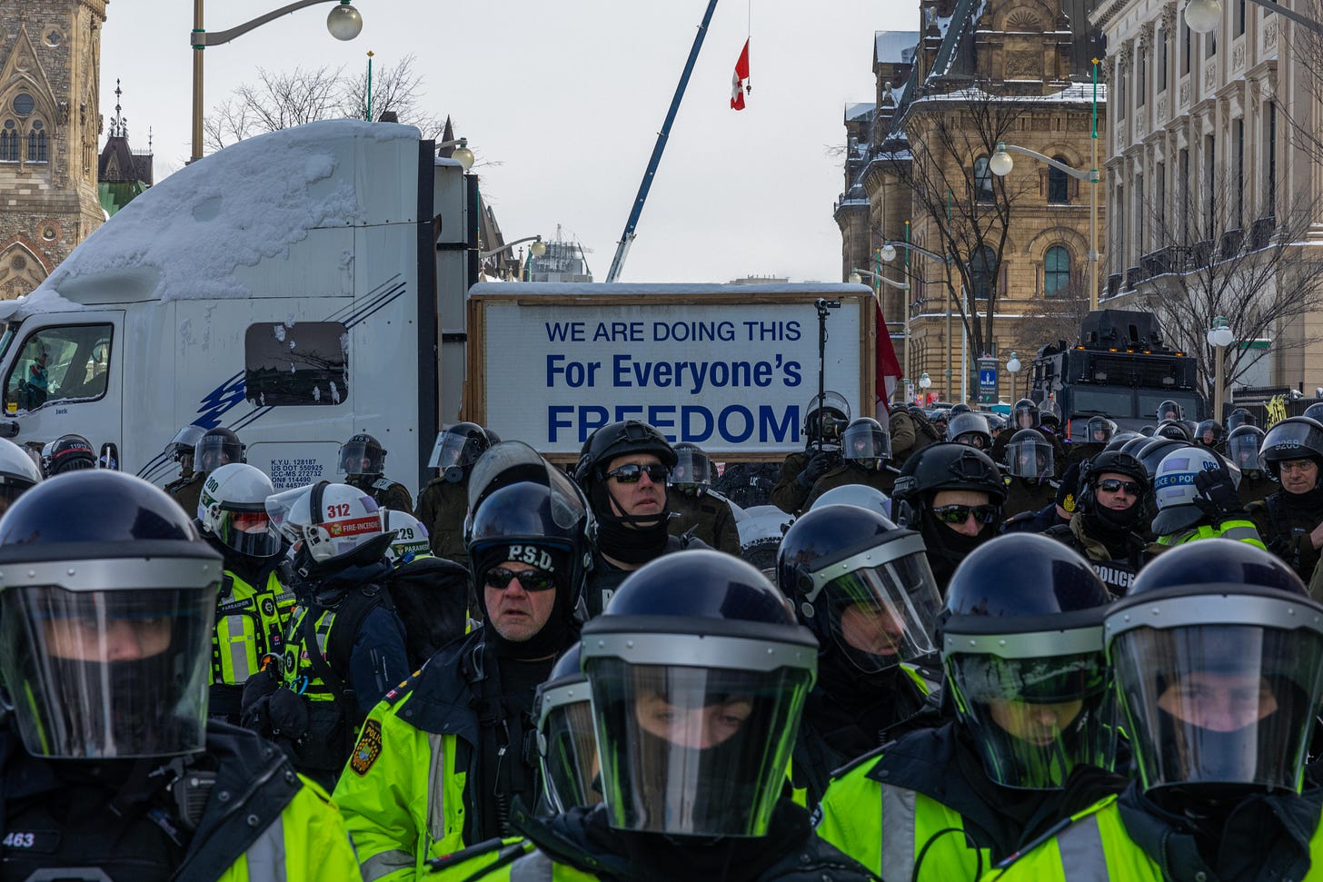 Polizei und Demonstranten stehen sich am 19. Februar 2022 in Ottawa, Ontario, gegenüber. (Alex Kent/Getty Images)