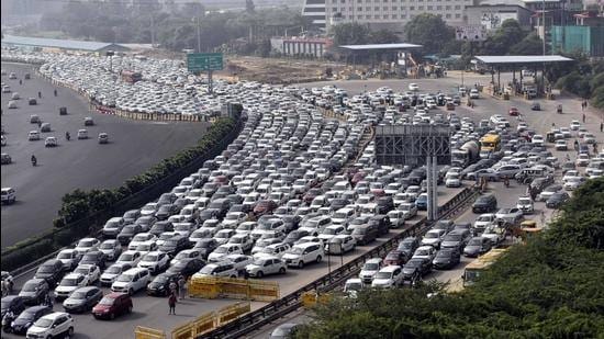 Bharat Bandh: Barricading by Delhi Police causes 2-km vehicle backlog in  Gurugram - Hindustan Times