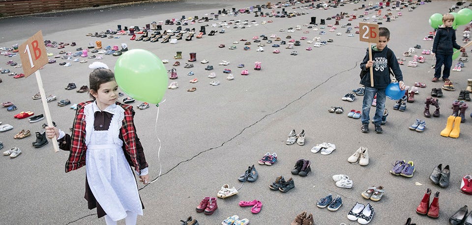 2000 pasang sepatu dipaparkan di lapangan melambangkan 2000 bayi diaborsi rata-rata perhari.