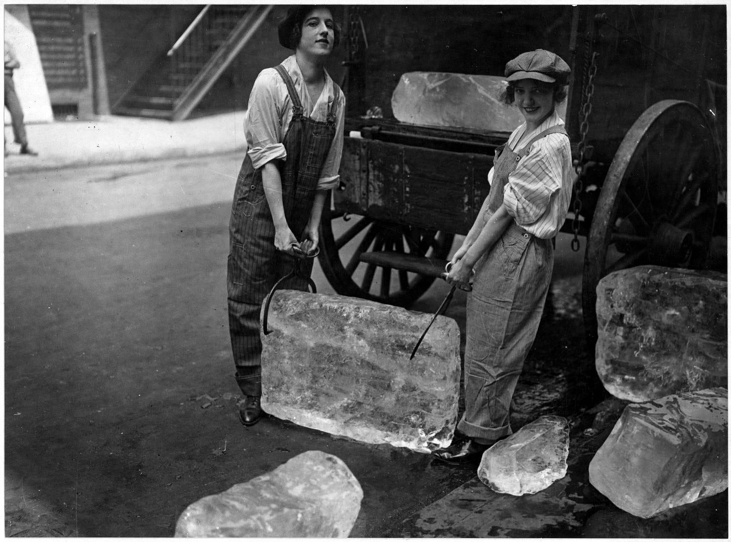 Ragazze che consegnano il ghiaccio (immagine: public domain) Ragazze che consegnano il ghiaccio (immagine: public domain)