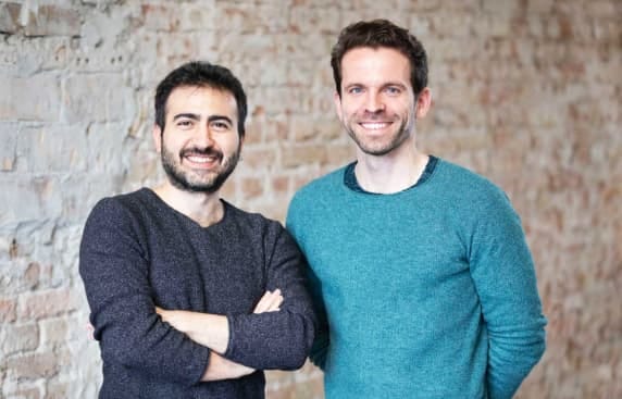 The founders of cirplus, Volkan Bilici and Christian Schiller, standing next to each other in front of a neutral background.