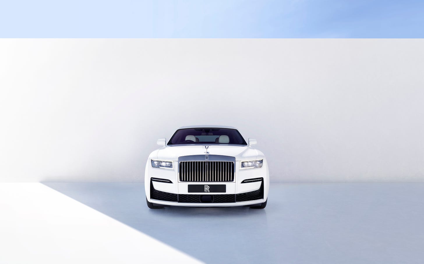 Tour the shiny new RollsRoyce Phantom Series II the US700000  MercedesMaybach rival can be done up in silk with bespoke artworks with  picnic tables and blackout curtains  and isnt electric 