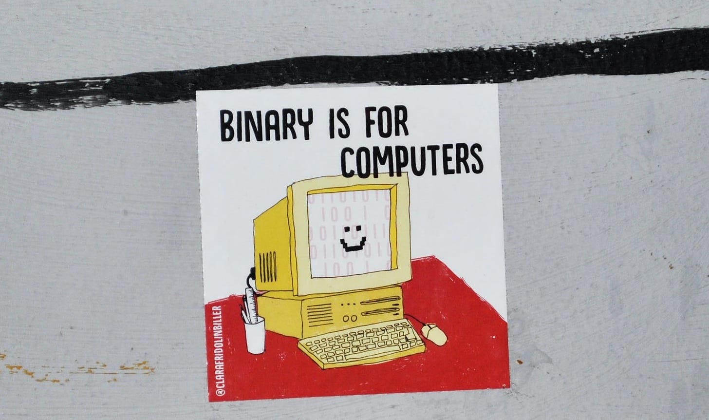 Titelbild: Aufkleber mit lächelndem PC und dem Satz "Binary is for computers". Schlagworte: Entgendern, Gendern, geschlecherinklusive Sprache, Gendersternchen. Bild: Delia Giandeini via Unsplash