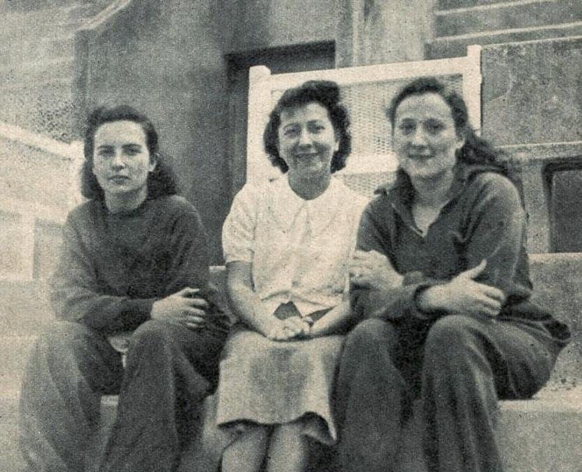 De G. à D. Monique, Suzanne et Lucette Berlioux, en août 1939.