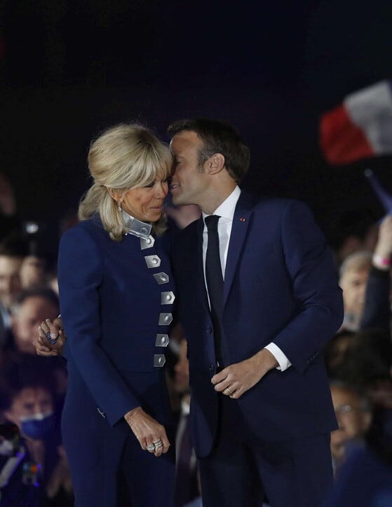 Macron e Brigitte, abbracci e baci per festeggiare la vittoria