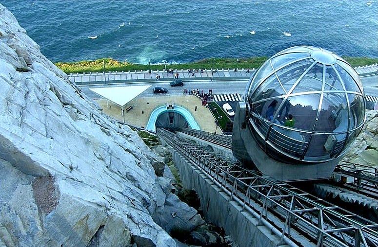 File:Ascensor ó monte San Pedro, A Coruña.jpg - Wikimedia Commons