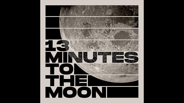 zwart wit foto van de maan met daarovrheen semi doorzichtig de titel 13 minutes to the moon.