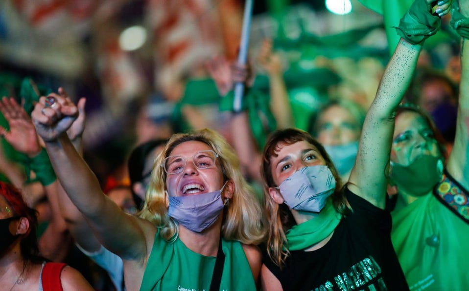 Una fiesta recorre las calles de Argentina tras la legalización del proyecto para despenalizar el aborto (Reuters).