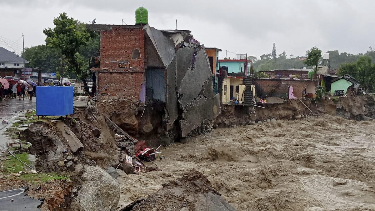 Flash floods in Himachal and Jammu, 71 dead due to lightning strikes  including 42 in UP