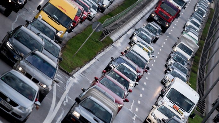 Umweltbelastung: Dichter Verkehr schiebt sich im abendlichen Berufsverkehr über den Mittleren Ring.