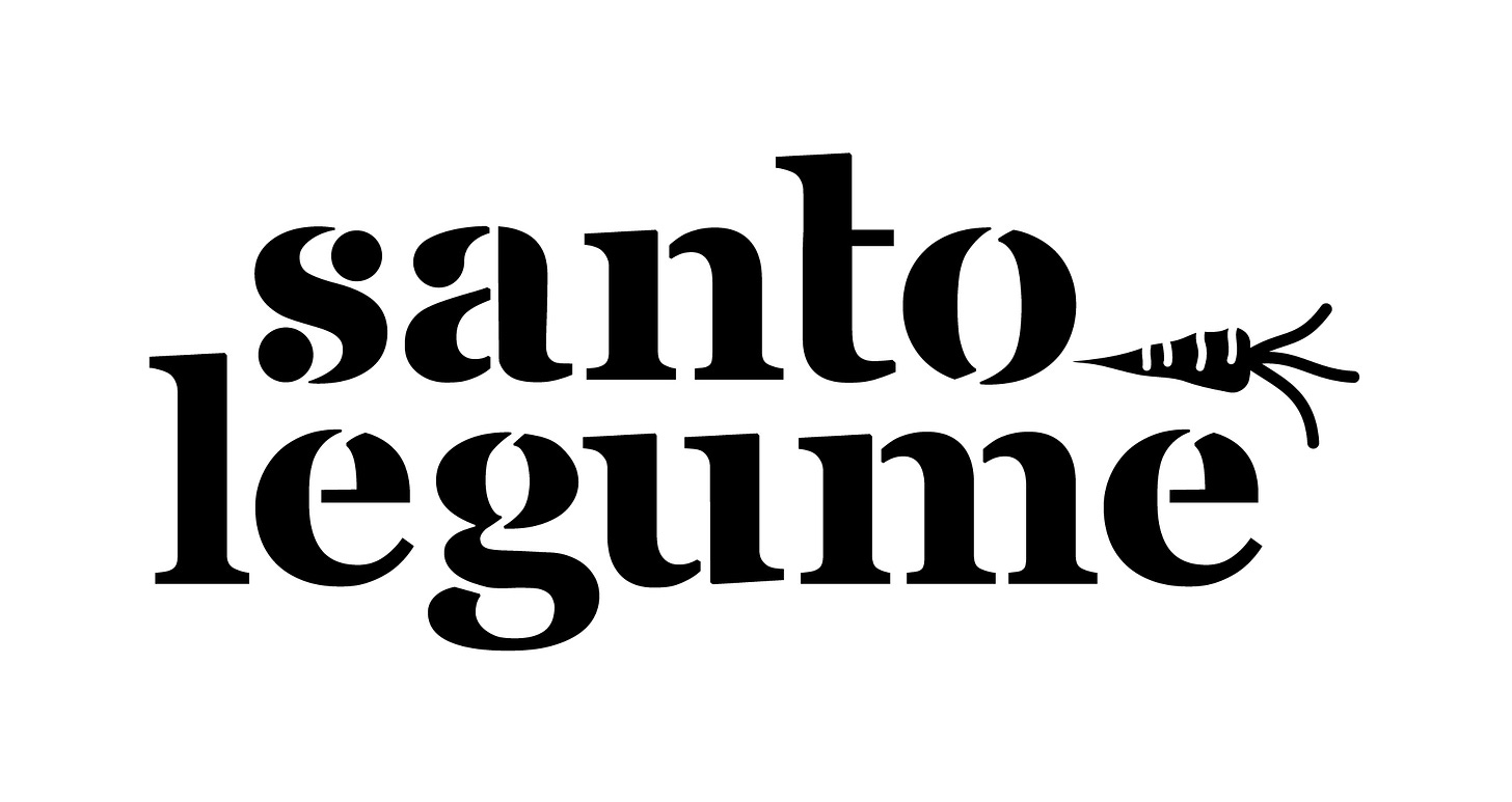 Logotipo do Santo Legume com desenho de cenoura ao lado