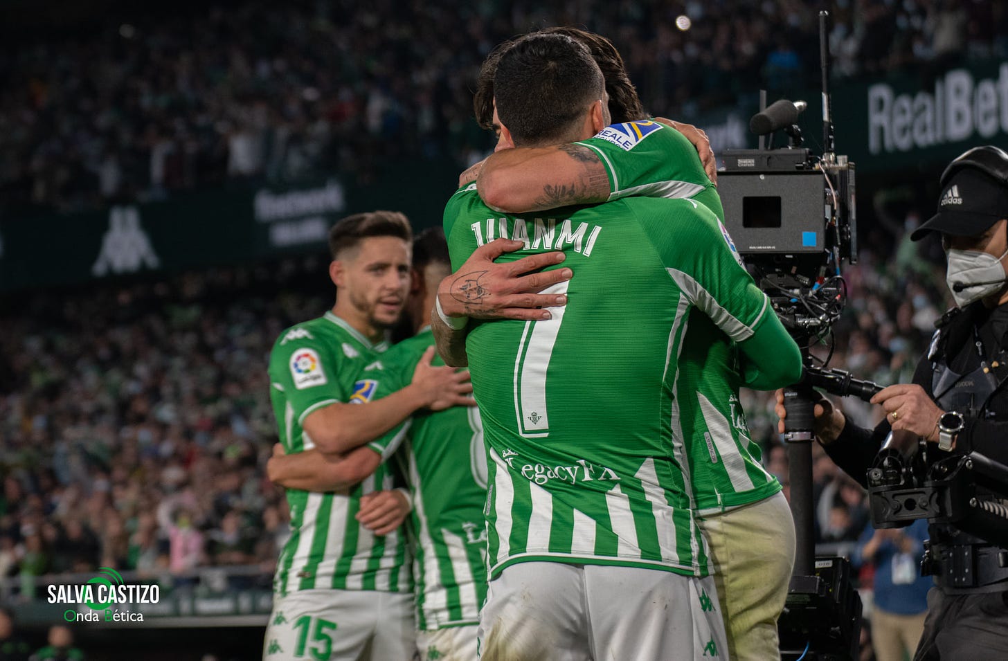 Juanmi celebra un gol del Betis con Bellerín.