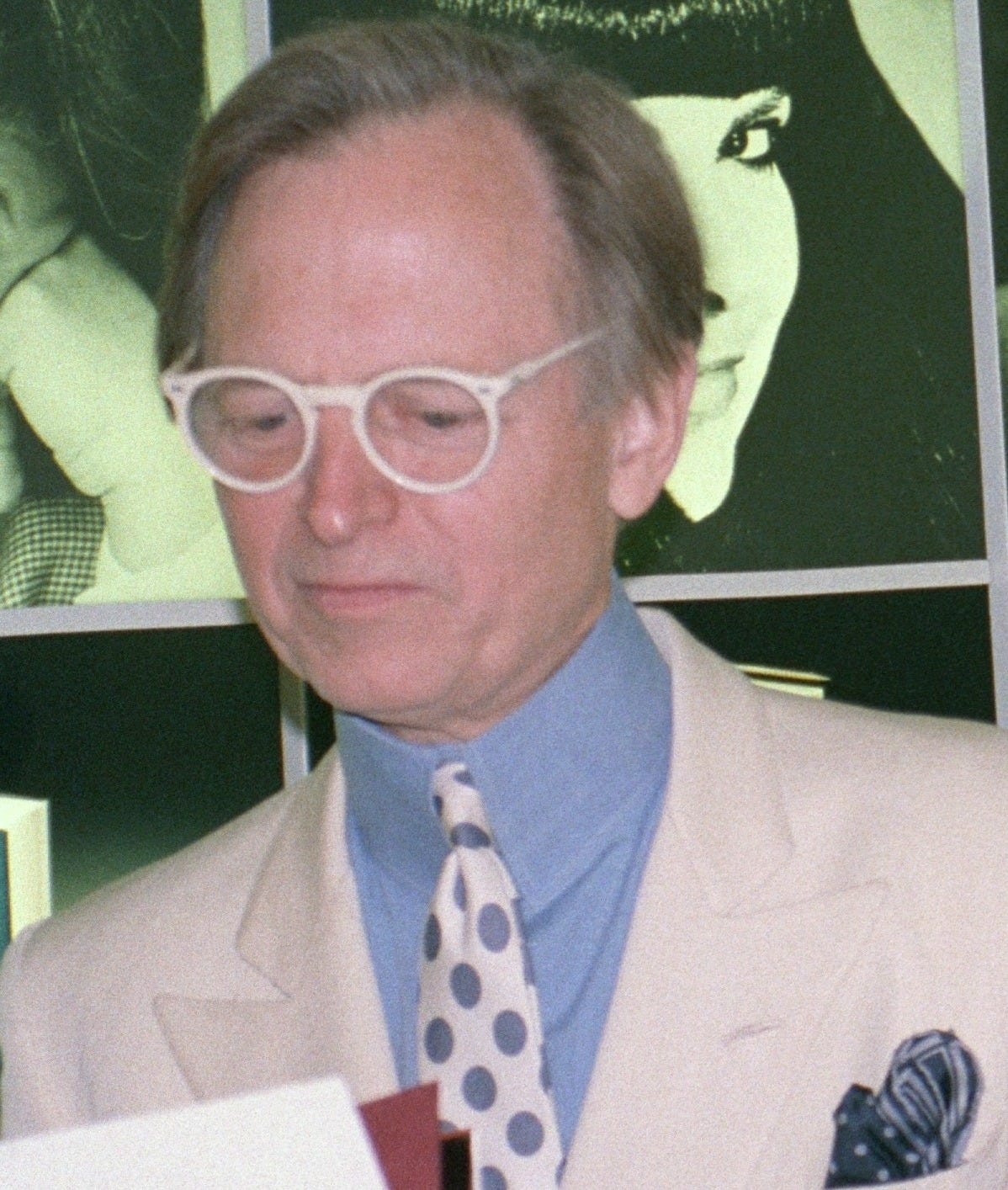 https://upload.wikimedia.org/wikipedia/commons/7/73/TomWolfe02_%28cropped%29.jpg