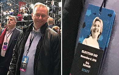 Izquierda: Eric Schmidt en el mitin nocturno electoral de Clinton en Nueva York, con una insignia del personal. Derecha: Una ampliación de la insignia del personal de Schmidt en la noche de las elecciones.