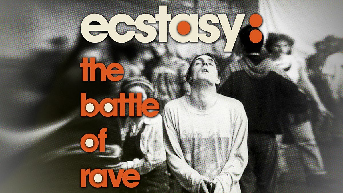 Artwork van de podcast ecstacy: the battle of rave met de titel in wit en dof oranje. De achtergrond is een zwart wit foto met daarop een jongen in een wit tshirt en op de achtergrond andere mensen die dansen.