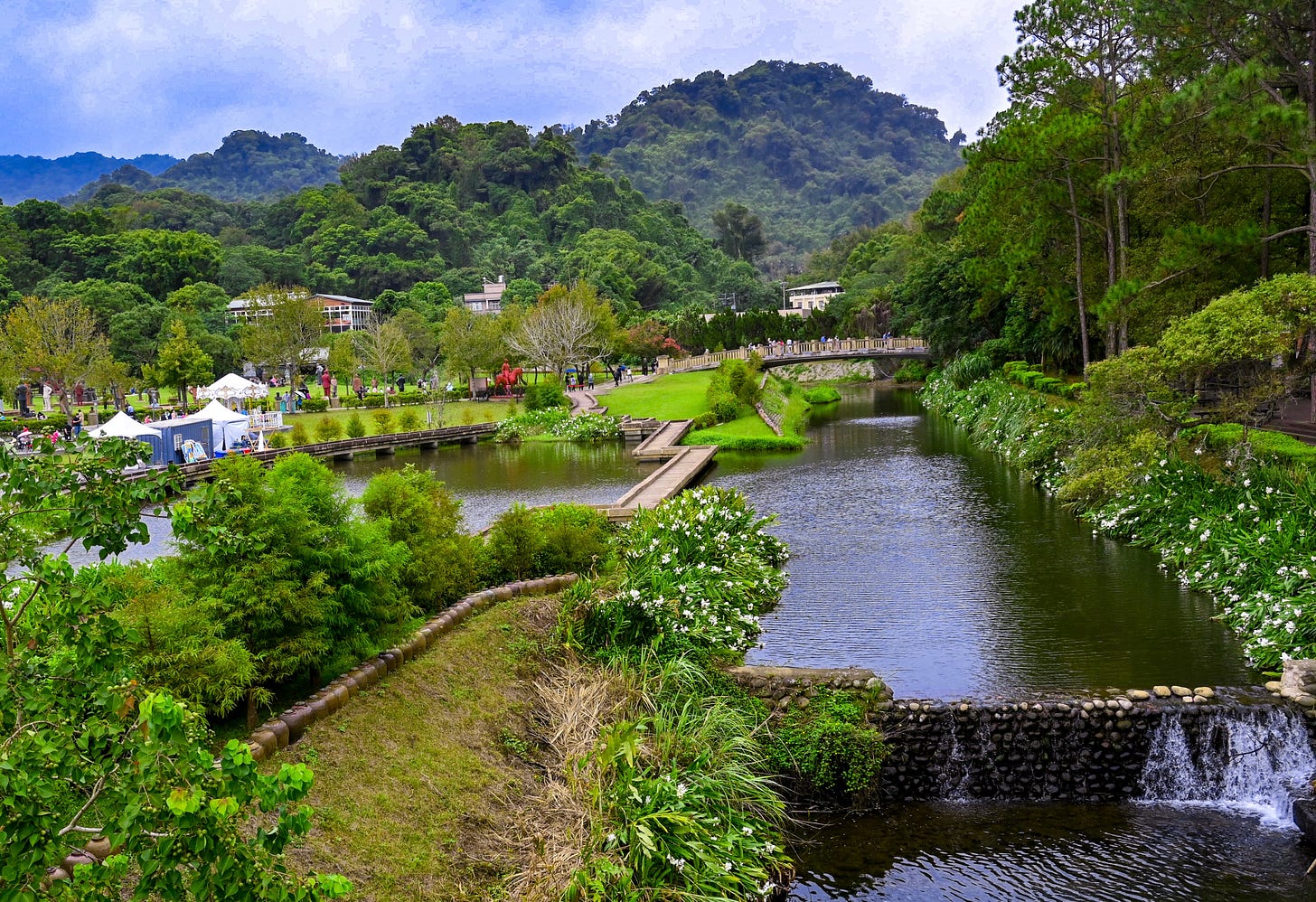 Cihu Park sits alongside a canal in a lush green valley on the outskirts of Taoyuan Cihu Park sits alongside a canal in a lush green valley on the outskirts of Taoyuan