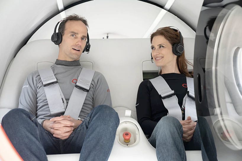 Josh Giegel, co-founder e CTO e Sara Luchian, Director of Passenger Experience e un grosso pulsante rosso