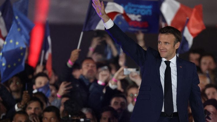 Emmanuel Macron durante il suo discorso sul Champ-de-Mars a Parigi, dopo la sua vittoria al secondo turno delle elezioni presidenziali, 24 aprile 2022. (THOMAS COEX/AFP)