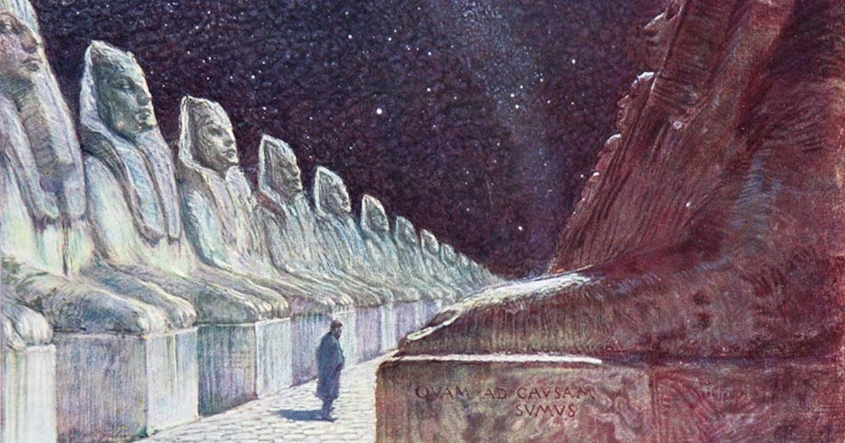 Um homem caminha por uma rua de pedras brancas sob um céu noturno estrelado, ladeado por fileiras de esfinges.
